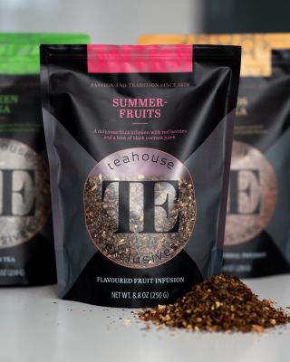 Osvěžte svůj den s naším výjimečným ovocným čajem! TE LUXURY summerfruits přináší nádherný zážitek ze svěžího letního...